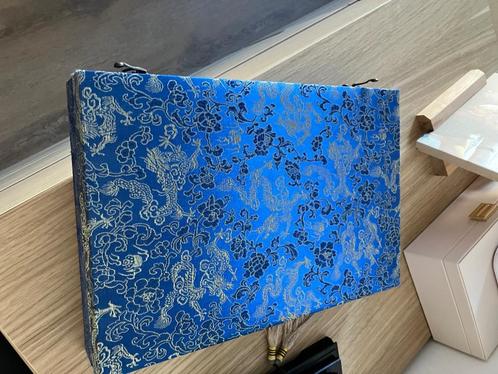 Chinese Geborduurde Waaier met Standaard - Elegant Chinese, Huis en Inrichting, Woonaccessoires | Wanddecoraties, Nieuw, Ophalen of Verzenden