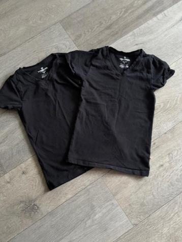 2 zwarte basic shirtjes van Vingino maat 110/116 (advr 39) beschikbaar voor biedingen