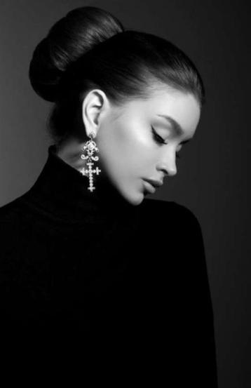 Earrings Woman Wisseldoek voor Art Frame 135x150 cm beschikbaar voor biedingen