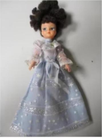 VINTAGE BARBIE/FLEURO met jurkje beschikbaar voor biedingen