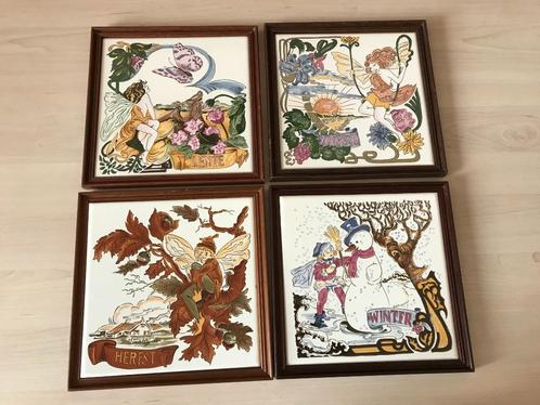 Set van 4 Tegels – De Vier Jaargetijden (Regina Atelier), Antiek en Kunst, Antiek | Wandborden en Tegels, Ophalen of Verzenden