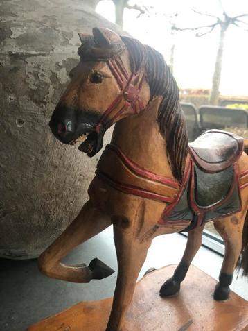 Houten carrousel  paard  op wielen sober sleets beschikbaar voor biedingen
