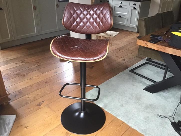 Barkruk met rugleuning zo goed als nieuw.., Huis en Inrichting, Barkrukken, Zo goed als nieuw, 60 tot 90 cm, 1 kruk, In hoogte verstelbaar