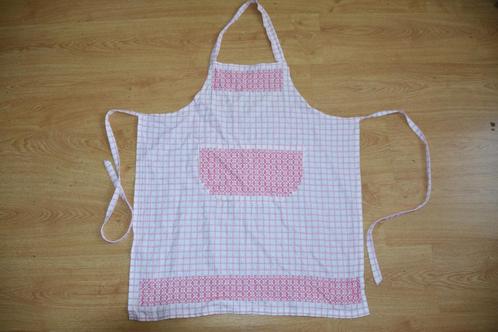 Roze keukenschort met Beiers bont borduursel schort, Huis en Inrichting, Keuken | Textiel, Zo goed als nieuw, Schort, Roze, Ophalen of Verzenden