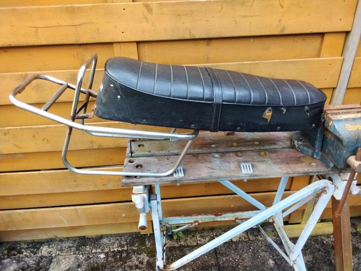 Originele buddyseat kreidler RM ,RS. Met origineel rekje, Fietsen en Brommers, Brommeronderdelen | Kreidler, Gebruikt, Zadel, Ophalen of Verzenden