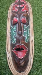 Houten masker met decoratie, Ophalen