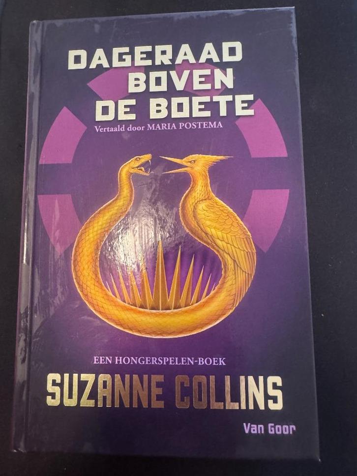 Dageraad boven de boete – Suzanne Collins (Luxe Editie), Boeken, Fantasy, Zo goed als nieuw, Ophalen of Verzenden