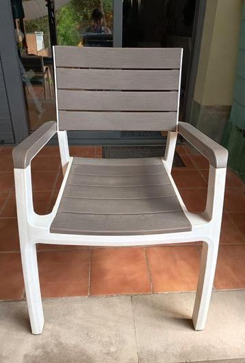 2 kunstof tuin stoelen  beschikbaar voor biedingen