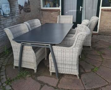 Tuintafel en -stoelen incl. kussens  beschikbaar voor biedingen