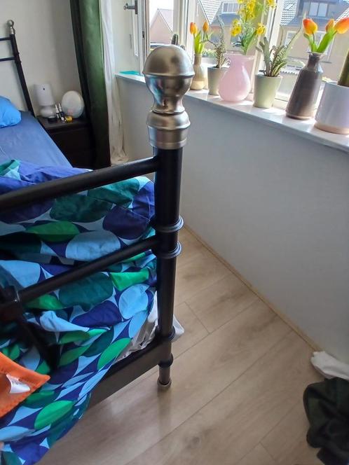Ikea bed met romantisch stalen frame zwart 180-200 tweepers., Huis en Inrichting, Slaapkamer | Bedden, Gebruikt, Tweepersoons