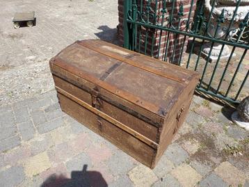 Antieke hutkoffer met boldeksel, bruin canvas. beschikbaar voor biedingen
