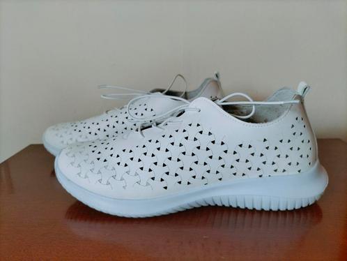 sneakers van Remonte maat 42 vrijwel nieuw!, Kleding | Dames, Schoenen, Zo goed als nieuw, Sneakers of Gympen, Wit, Ophalen