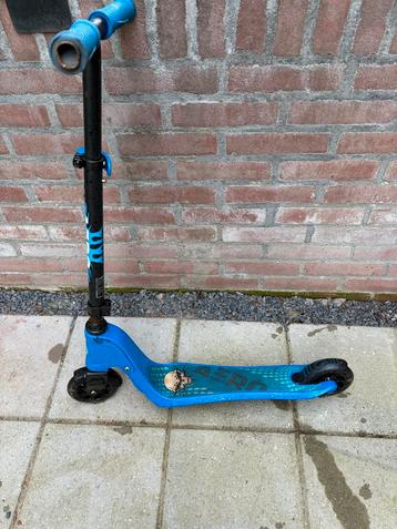 Blauwe Aero kinderstep beschikbaar voor biedingen