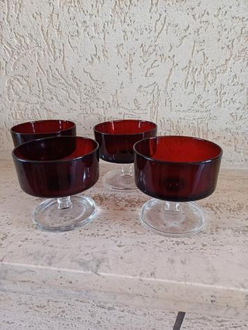 Donkerrode dessert coupes beschikbaar voor biedingen