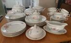 Wit servies met bloemen, zeker 50 jaar oud, Antiek en Kunst, Ophalen