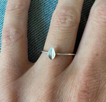 Julia Otilia minimalistische zilveren ring met blad beschikbaar voor biedingen