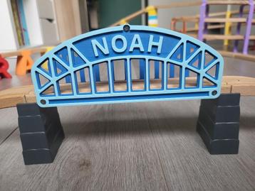 Houten treinbaan brug met naam naar keuze beschikbaar voor biedingen