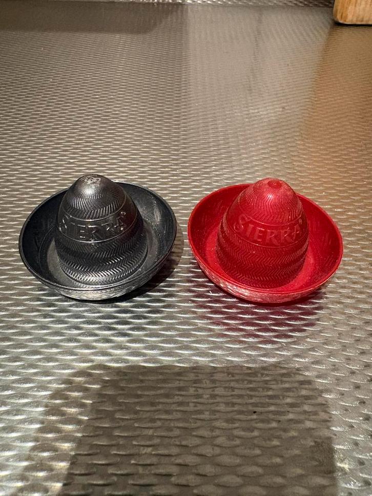 Sierra Tequila hoedjes - rood en zilver, Verzamelen, Merken en Reclamevoorwerpen, Gebruikt, Ophalen of Verzenden