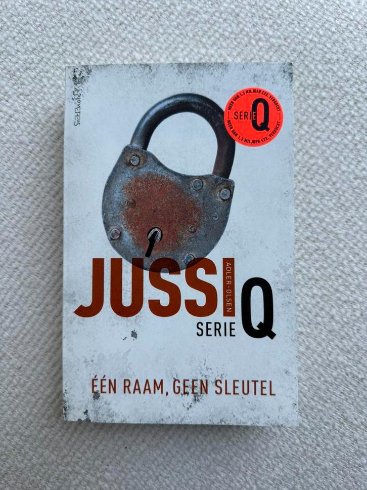 Jussi Adler-Olsen - Eén raam, geen sleutel, Boeken, Thrillers, Zo goed als nieuw, Ophalen of Verzenden