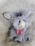 Kleine ezel Fluffy - pluche Artist bear - 23cm, Verzenden, Nieuw, Stoffen beer