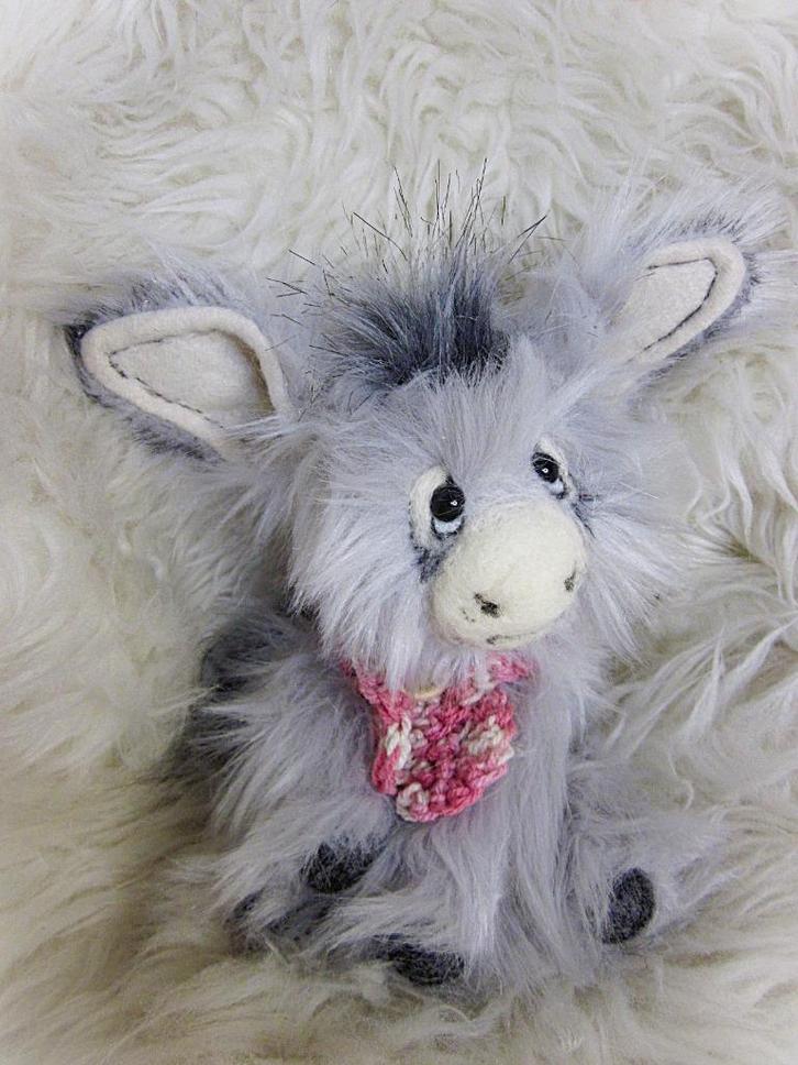 Kleine ezel Fluffy - pluche Artist bear - 23cm, Verzamelen, Beren en Cherished Teddies, Nieuw, Stoffen beer, Verzenden
