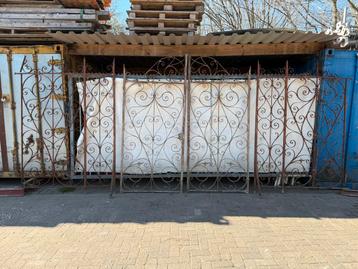 Antiek frans smeedijzeren sierhekwerk met grote poort beschikbaar voor biedingen