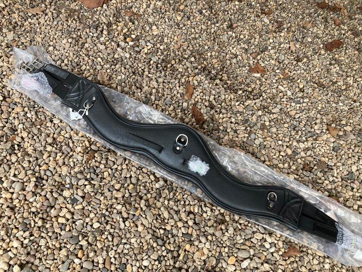 Nieuwe zwart leren anatomische singel 130 cm, Dieren en Toebehoren, Paarden en Pony's | Hoofdstellen en Tuigage, Zo goed als nieuw