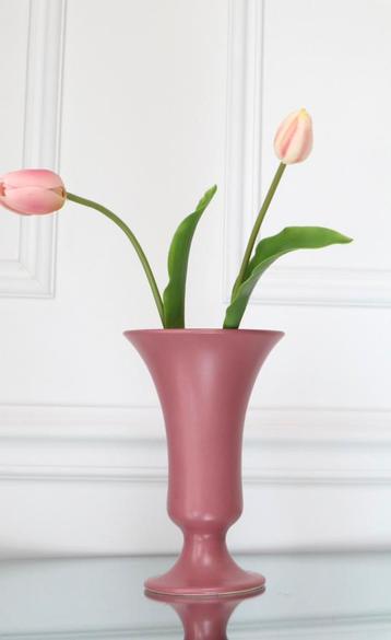 2 Roze vazen beschikbaar voor biedingen