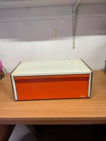Vintage Oranje Broodtrommel beschikbaar voor biedingen