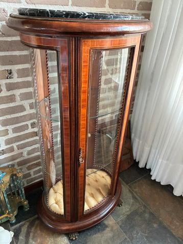 Antieke vitrine kast beschikbaar voor biedingen