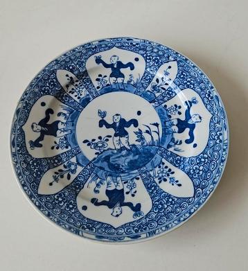 Chinees porselein wandbord met kindermotief beschikbaar voor biedingen