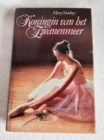 Mary Mackey - Koningin van het zwanenmeer, Boeken, Romans, Ophalen of Verzenden, Zo goed als nieuw, Nederland