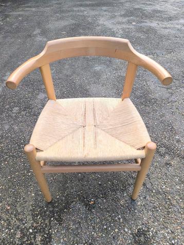 Deense vintage beuken Hans Wegner armstoel beschikbaar voor biedingen