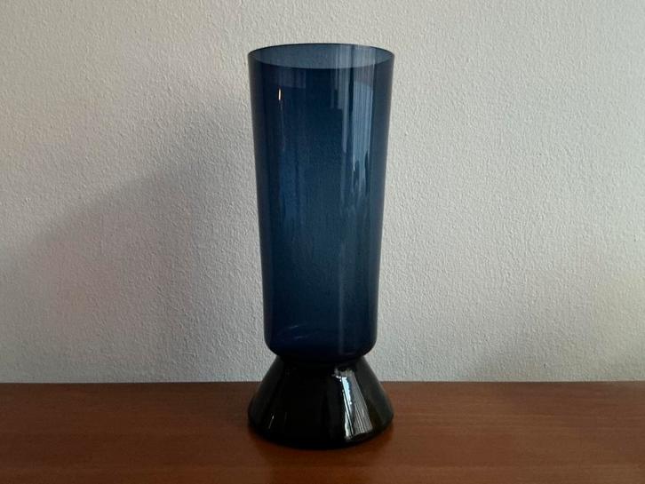 Nuutajärvi, Finland: blauwe vaas 1428 Kaj Franck 1963 - '68, Antiek en Kunst, Antiek | Glas en Kristal, Ophalen of Verzenden