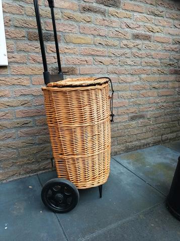 Boodschappen trolley riet van secc beschikbaar voor biedingen