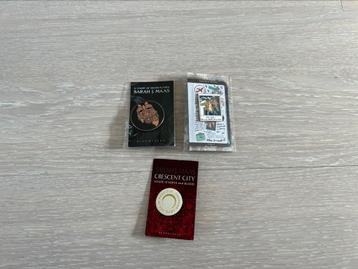 Sarah J. Maas pins beschikbaar voor biedingen