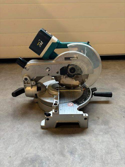 Makita afkort/verstek zaag 24V incl accu BLS820, Doe-het-zelf en Verbouw, Gereedschap | Zaagmachines, Gebruikt, Afkortzaag, 1200 watt of meer