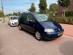 Volkswagen Sharan 2.8 150KW AUT 2003 6-persoons Blauw, Auto's, Blauw, 7 stoelen, Origineel Nederlands, 92 €/maand