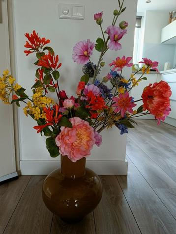 Zijden bloemen met vaas beschikbaar voor biedingen