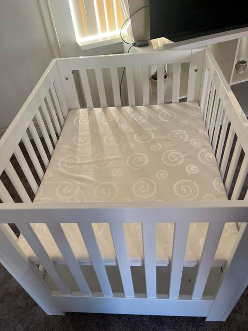 Witte houten babybox – zo goed als nieuw! Design: 500€ nieuw, Kinderen en Baby's, Boxen, Zo goed als nieuw, Ophalen of Verzenden