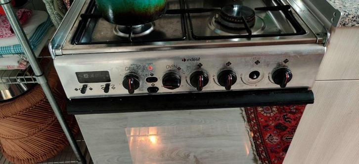 Indesit RVS gasfornuis met electrische heteluchtoven, Witgoed en Apparatuur, Fornuizen, Gebruikt, Vrijstaand, Gas, 4 kookzones