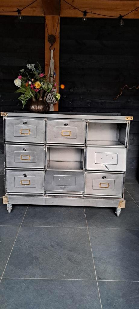 Metalen industriële rvs ladenkast op wielen 9 vaks, Huis en Inrichting, Kasten | Ladekasten, Zo goed als nieuw, Minder dan 100 cm