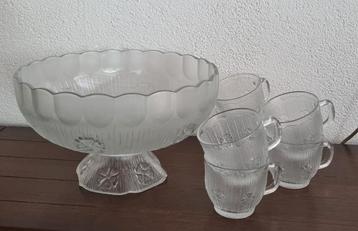 Bowlschaal met 6 kopjes beschikbaar voor biedingen