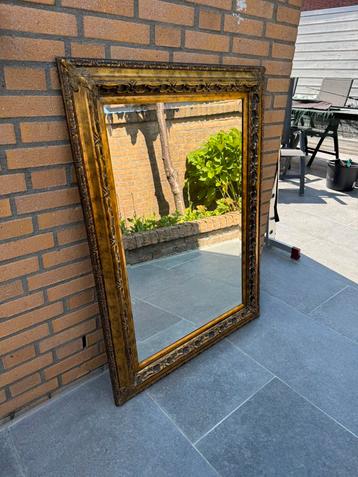 Grote vintage spiegel met sierlijst beschikbaar voor biedingen