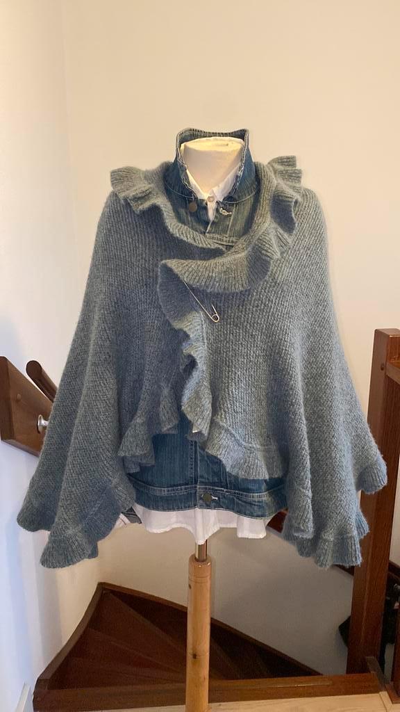 Heerlijke warme stola grijs/ blauw.kadotip, Kleding | Dames, Truien en Vesten, Zo goed als nieuw, Maat 46/48 (XL) of groter, Grijs