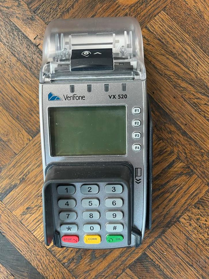 VeriFone VX 520 Pinautomaat met 38 rollen en baliestandaard, Verzamelen, Elektronische Apparatuur, Overige typen, Ophalen of Verzenden