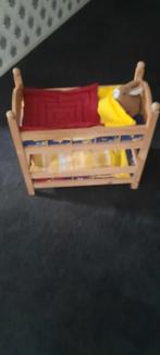 Stapelbed voor de poppen + nieuw genaaid/ gebreid beddengoed, Ophalen, Zo goed als nieuw