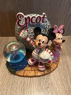 Mickey en Minnie met snowglobe uit epcot, Ophalen of Verzenden, Mickey Mouse, Zo goed als nieuw, Beeldje of Figuurtje