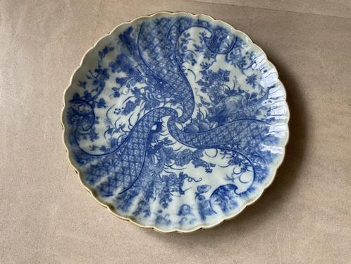 Antieke blauw/witte Imari schotel met floraal decor puntgaaf, Antiek en Kunst, Kunst | Niet-Westerse kunst, Verzenden