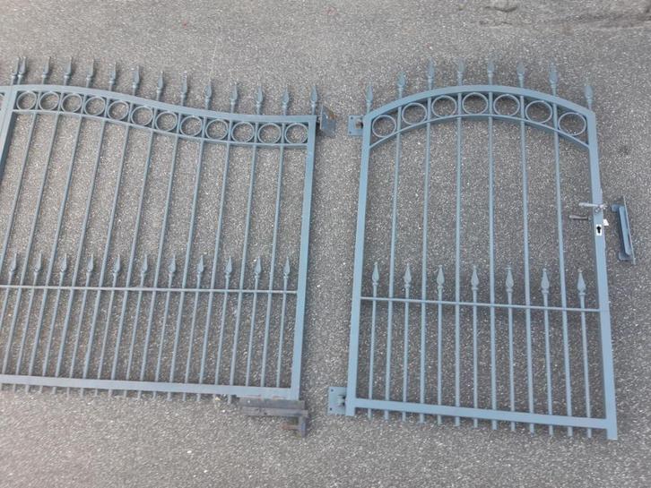 Inrijpoort met looppoort, grijs sierhekwerk, Tuin en Terras, Tuinpoorten, Gebruikt, Draaipoort, IJzer, 200 cm of meer, 200 cm of meer